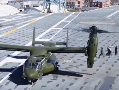 Προσγείωση V-22 Osprey και SH-3 Sea King κατά την άφιξη του Ντ. Τραμπ σε αεροπλανοφόρο (βίντεο)